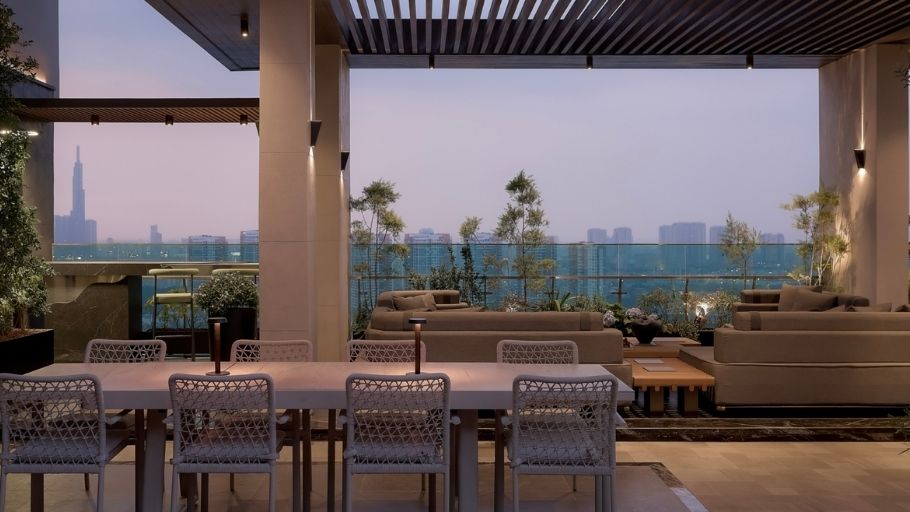 Không gian sân thượng được thiết kế mở, nhìn trọn skyline thành phố về đêm