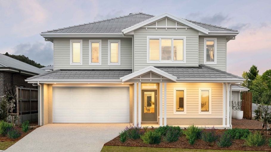 Biệt thự 2 tầng Mỹ hiện đại với siding xám nhạt, mái dốc, hiên porch sáng đèn và cửa sổ lớn đối xứng
