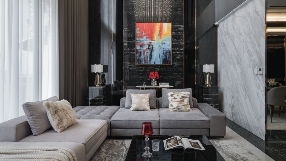 Phòng khách với tường đen marble và tranh nghệ thuật