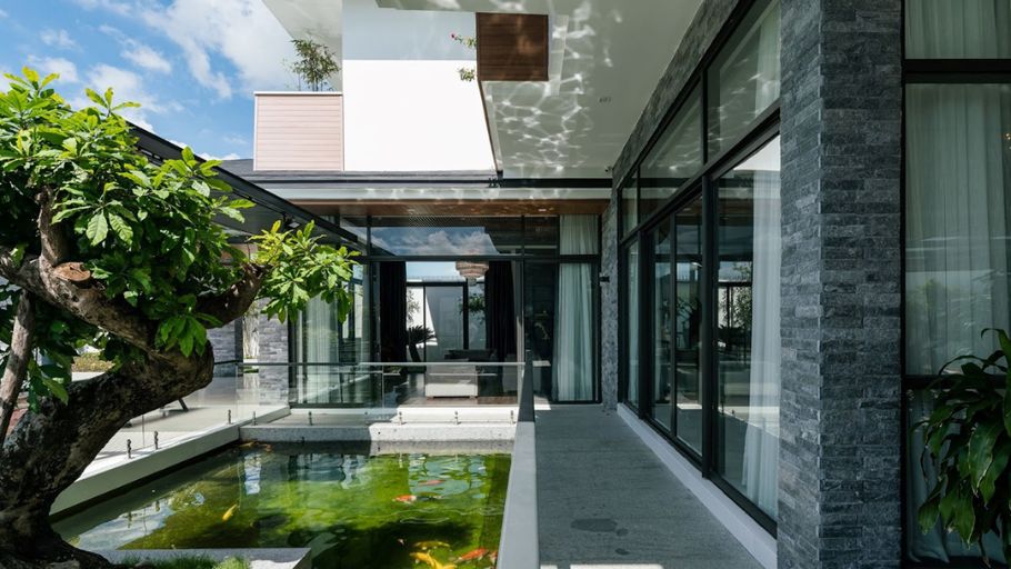 Biệt thự nhà vườn phong cách Contemporary với hệ lam và mảng kính lớn