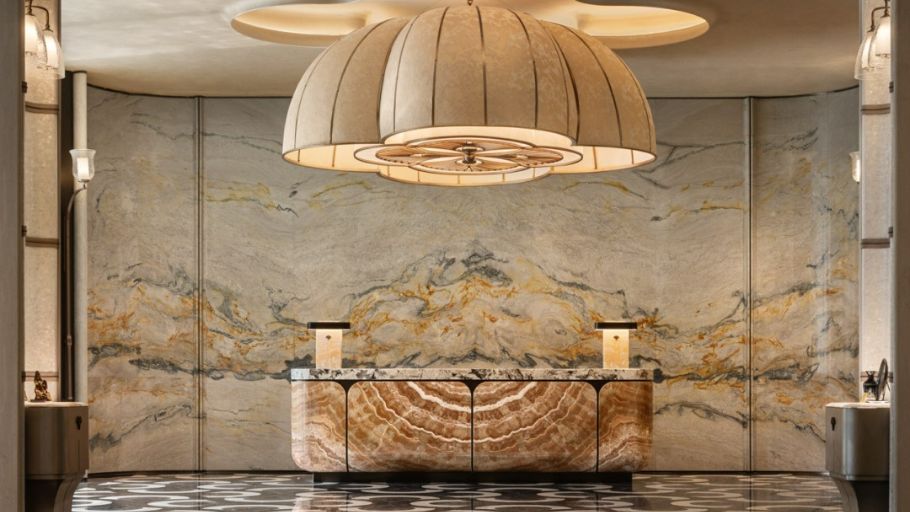 Sảnh ngoạn mục với quầy đá cẩm thạch onyx hổ phách đặt trước bức tường đá vân mây