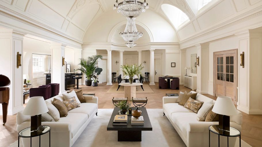 Phòng khách trong căn hộ Duplex Tân cổ điển (Nguồn ảnh: Architectural Digest)