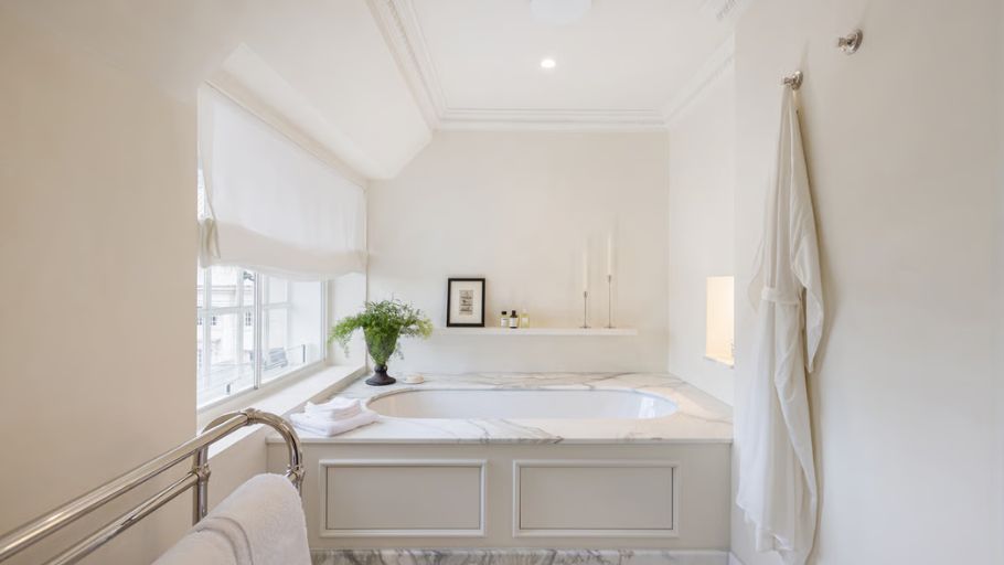 WC / phòng tắm tân cổ điển cao cấp trong căn hộ Duplex