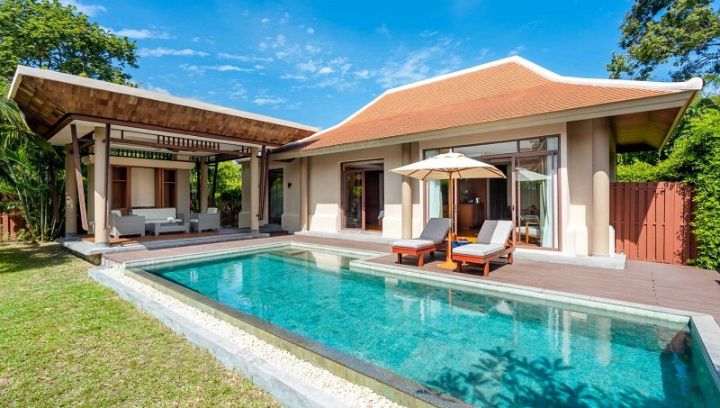 Hồ bơi trước nhà kết hợp sân vườn rộng và lối tiếp cận chính, tăng giá trị thẩm mỹ cho toàn bộ công trình biệt thự (Nguồn: Internet)