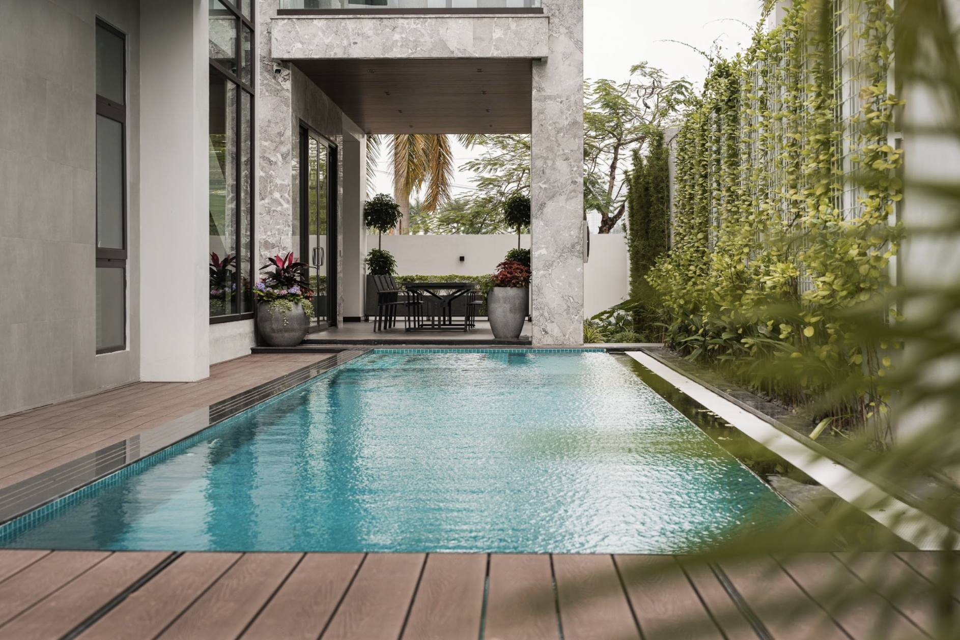 Biệt thự có hồ bơi bố trí bên hông nhà giúp tối ưu diện tích sử dụng và tạo trục cảnh quan kết nối các khu chức năng
