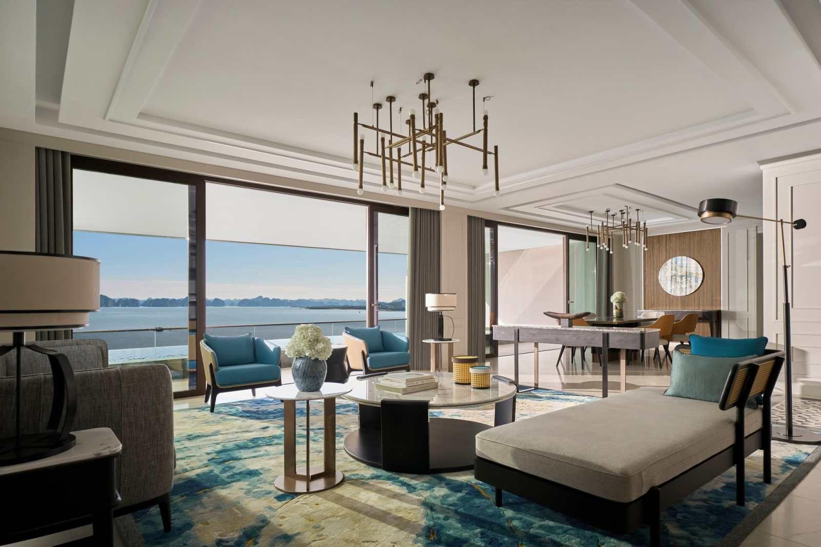 An ocean-facing villa space combining a luxurious style and tropical nature
