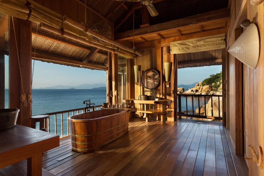 A private resort space with an open design, fully enjoying the beauty of the mountains and the sea