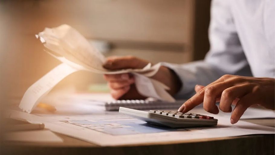 Financial-legal mistakes include lack of reserves, design changes, and violating regulations, causing cost overruns and delays.