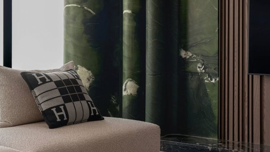 Green tones and nature colors bring a harmonious, vibrant Wood-element villa space. (Image source: Internet)