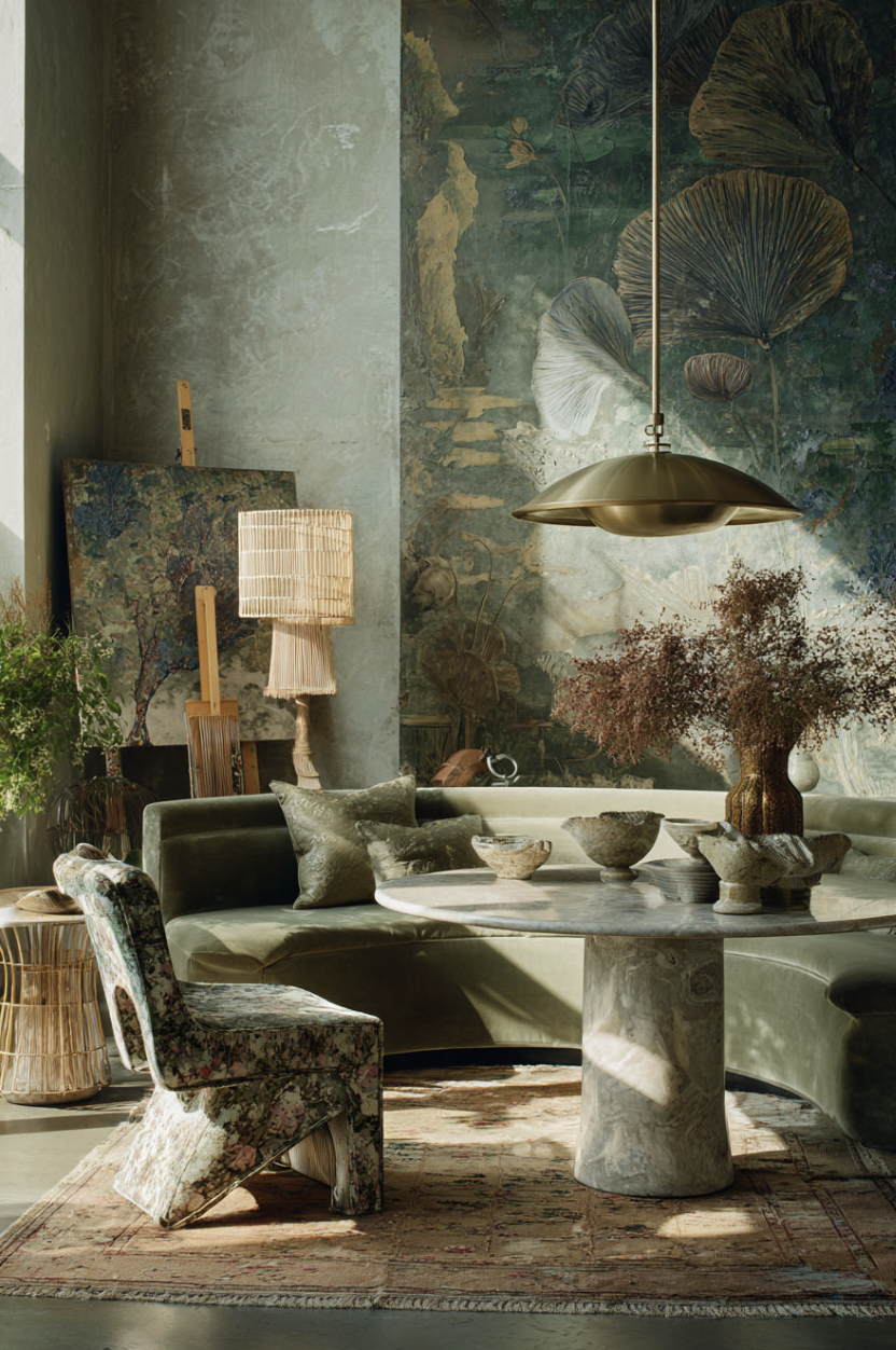 Phòng khách phong cách Art Deco gây ấn tượng với hệ đèn thả trần, bàn trà mặt đá và những điểm nhấn trang trí nghệ thuật. (Nguồn hình: Internet)
