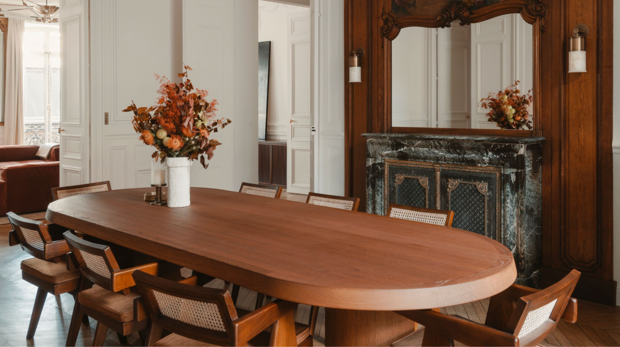 Quy tắc 80/20 giúp cân bằng Art Deco hiện đại: 80% nền tối giản, 20% điểm nhấn sang trọng từ đèn, hệ tủ, gương, kim loại và nhung (Nguồn hình: Internet)