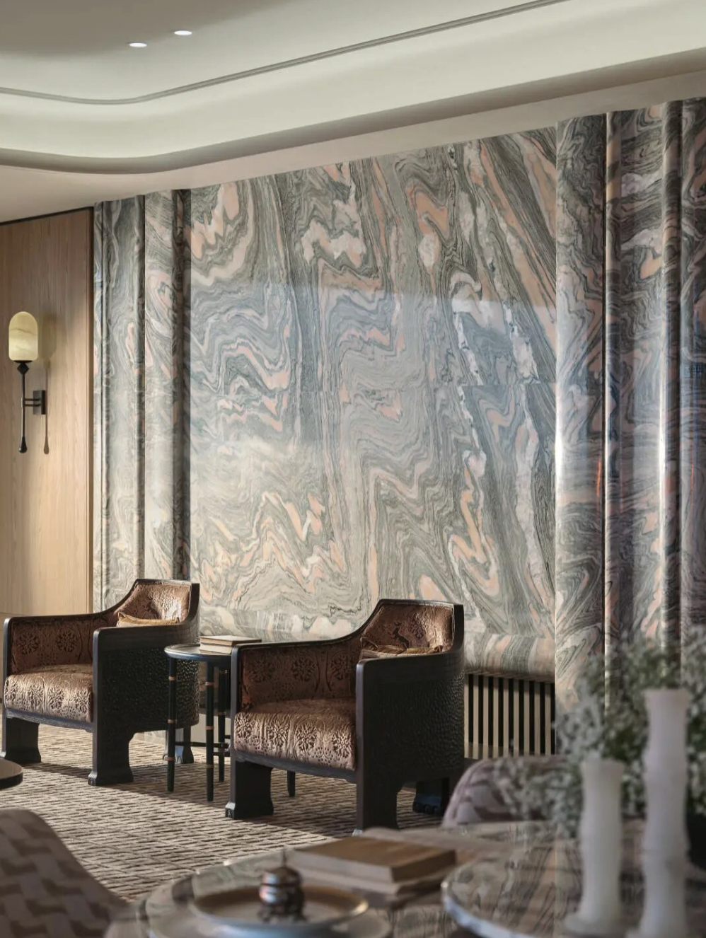 Mẫu phòng khách đương đại gây ấn tượng với sofa tinh tế, bàn trà sang trọng và ánh sáng hài hòa. (Nguồn hình ảnh: Internet)