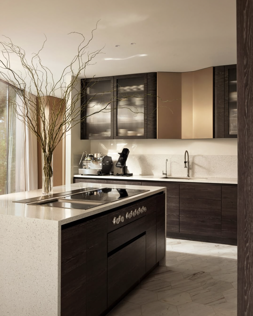 An Eclectic kitchen combines modern design, diverse materials, and unique decorative details to create a warm, personality-filled space. (Image source: Internet)