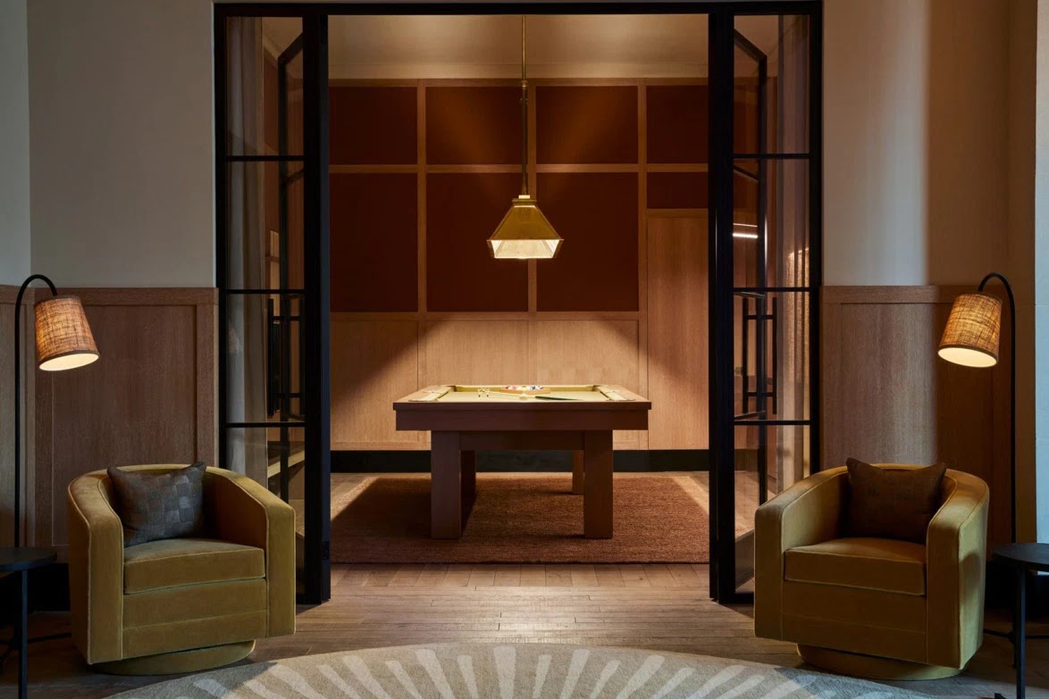 The harsh contrast between powerful black and gold fully showcases the ultimate luxury.