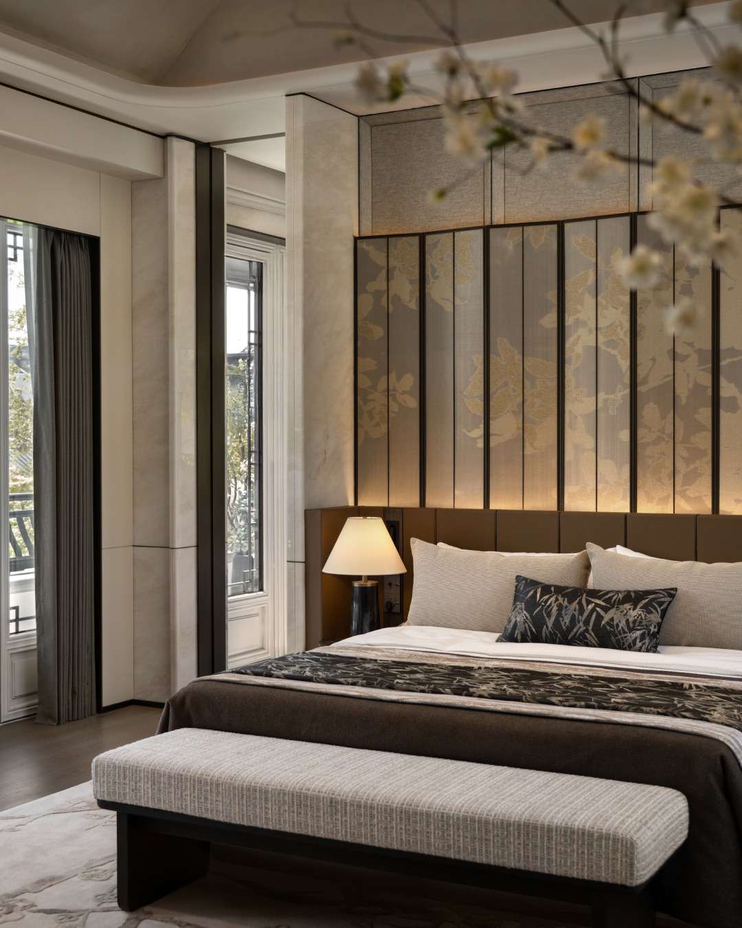 A Modern Luxury bedroom brings a luxurious resort experience while retaining absolute quiet.