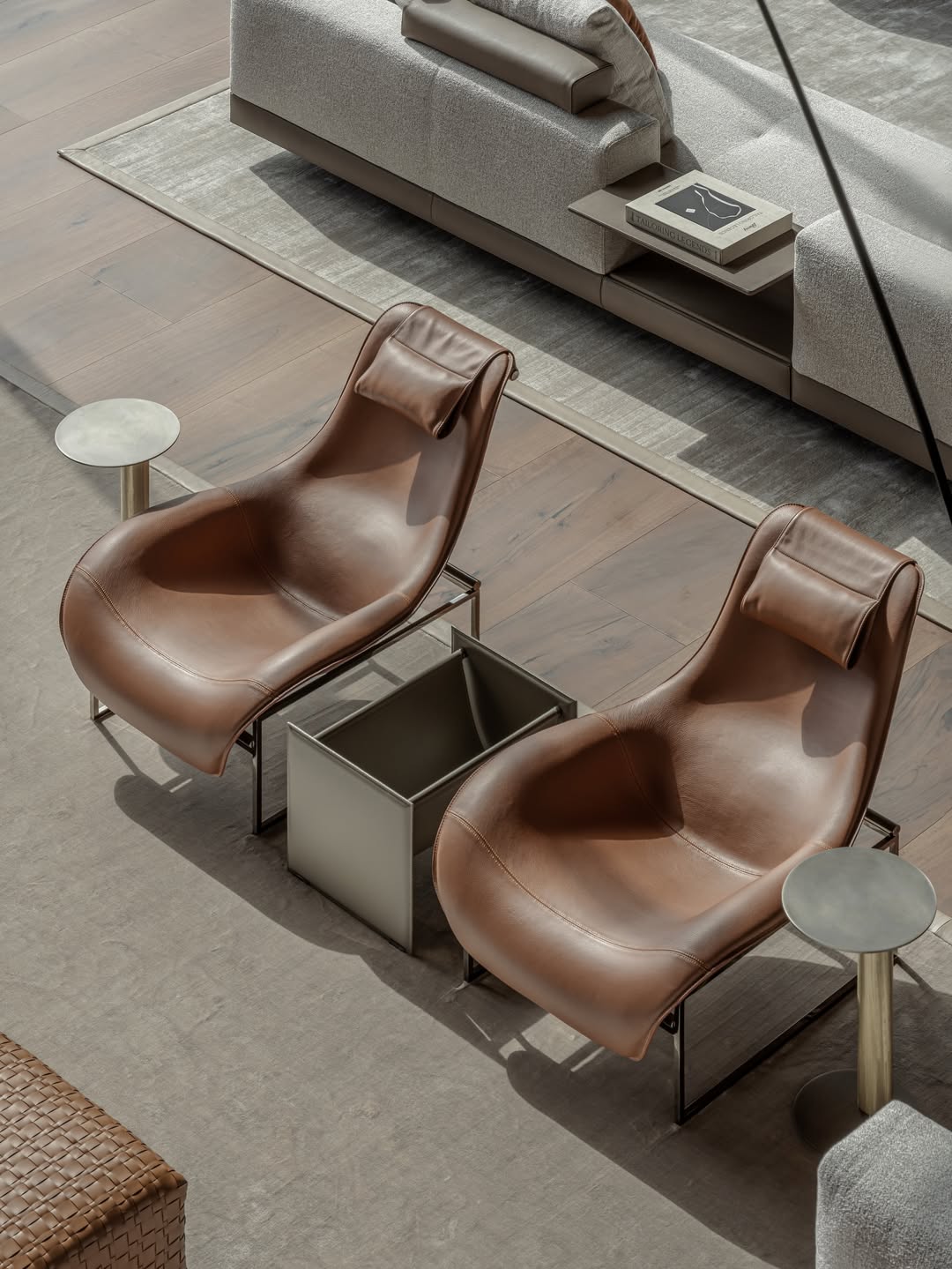 Refined rounded lines and natural leather affirm an authoritative aesthetic taste.
