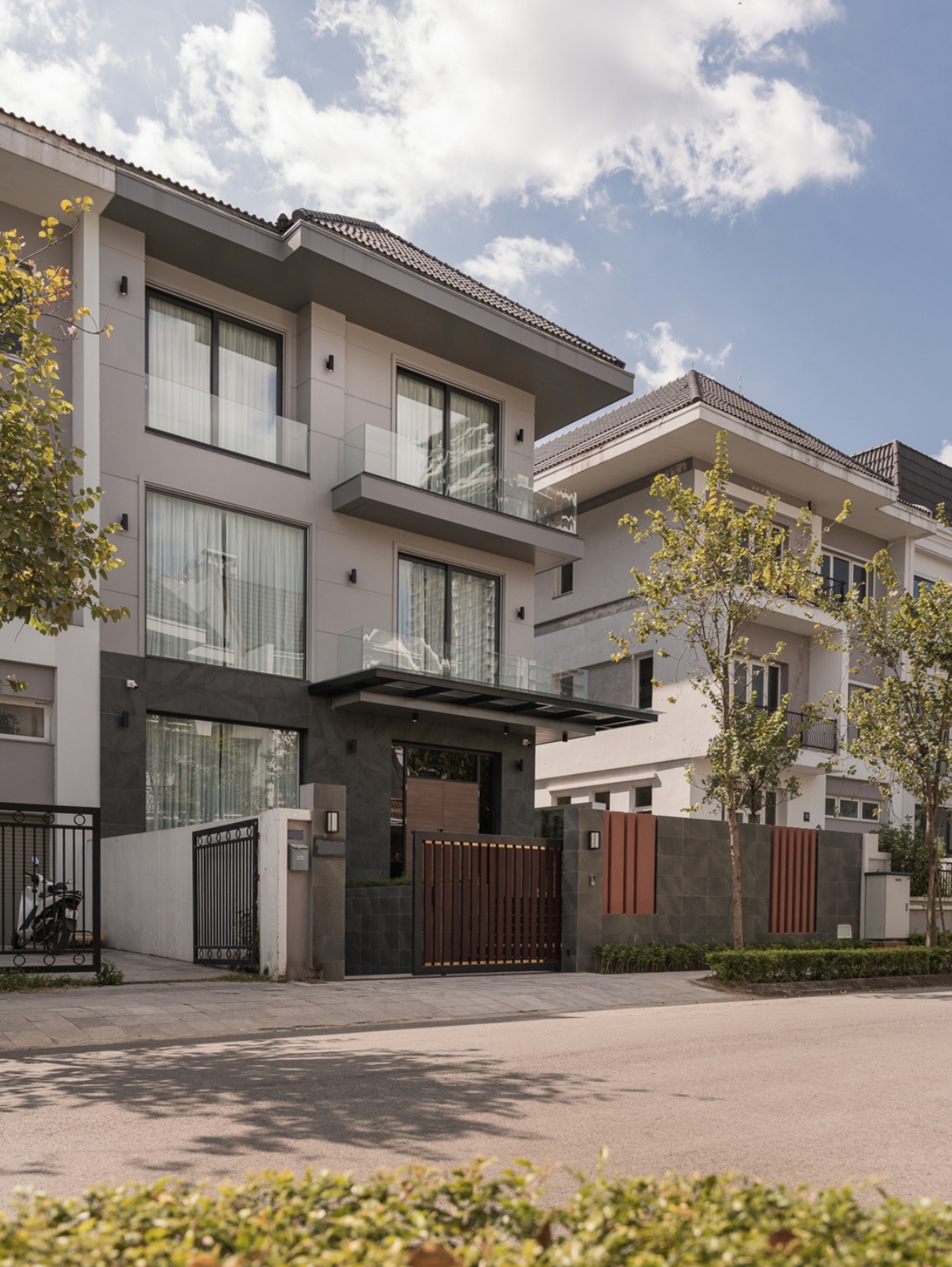 The luxurious, refined beauty of a Modern townhouse villa design with a dominant gray tone.