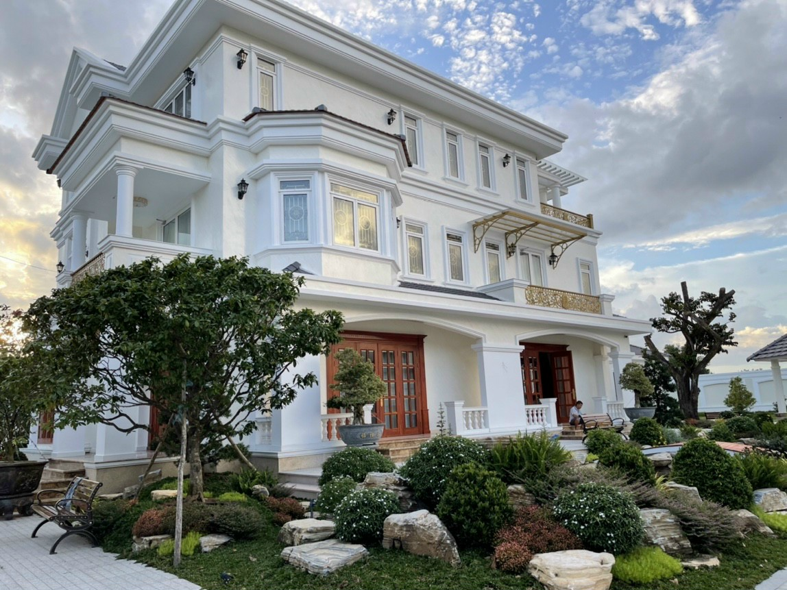 The luxurious, upscale beauty of a 500m2 Neoclassical-style garden villa with stately architecture. (Source: Internet)