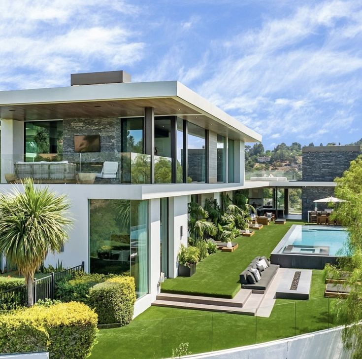The upscale beauty of a 500m2 flat-roof garden villa with an open space facing the pool. (Source: Internet)