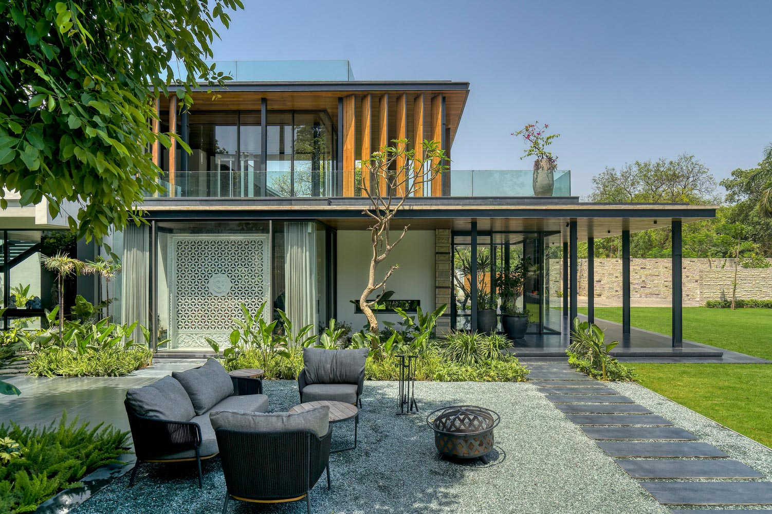 A 500m2 flat-roof garden villa design brings a modern, refined, and free-spirited beauty (Source: Internet)