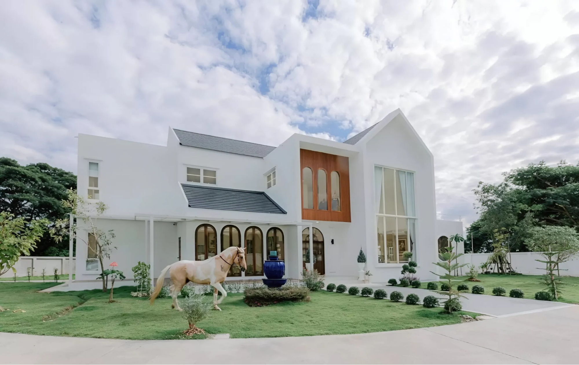 The refined, stately beauty of a 500m2 two-story garden villa with luxurious modern architecture. (Source: Internet)