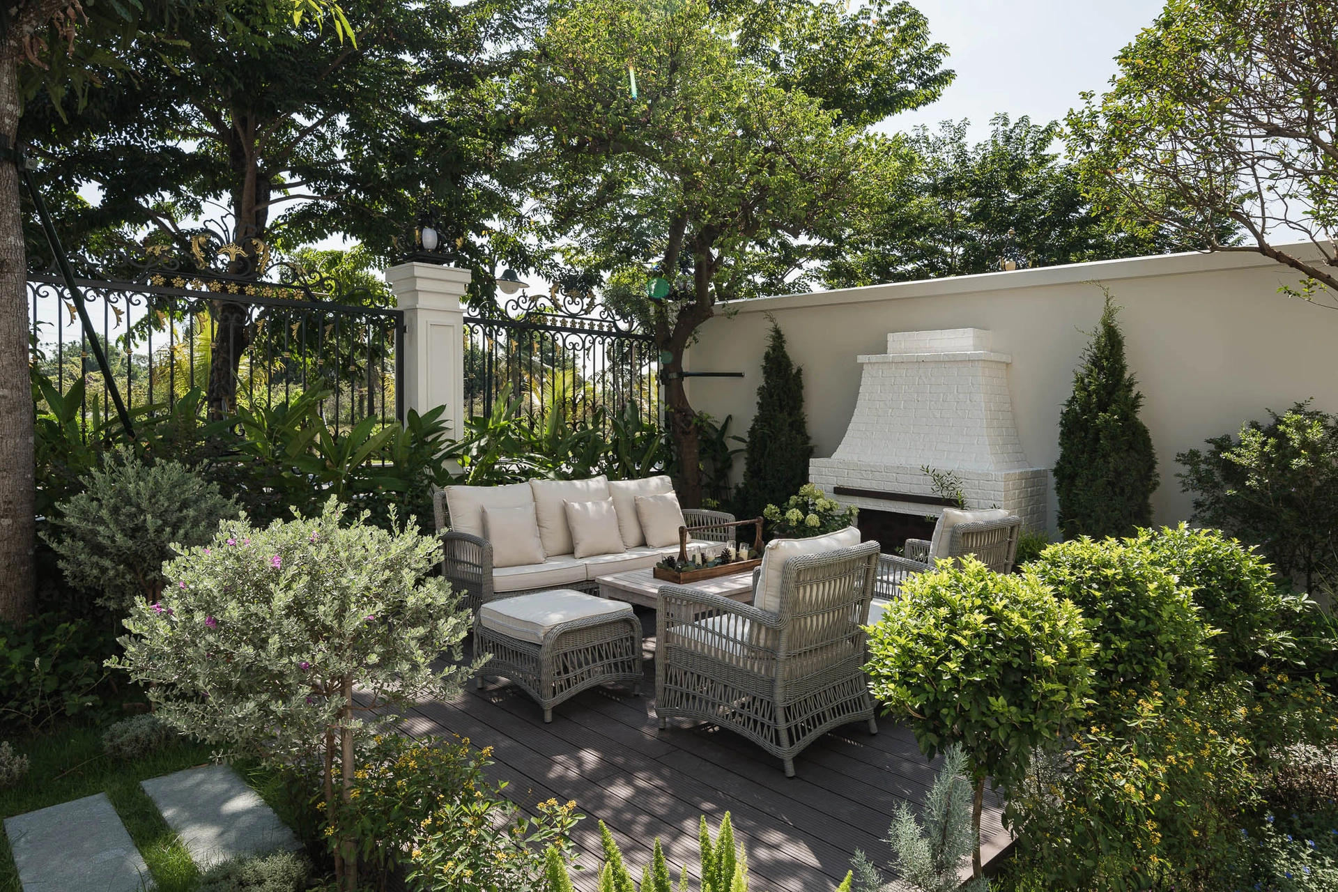 A refined outdoor relaxation space, blending with nature in a 500m2 Neoclassical-style garden villa. (Source: Internet)