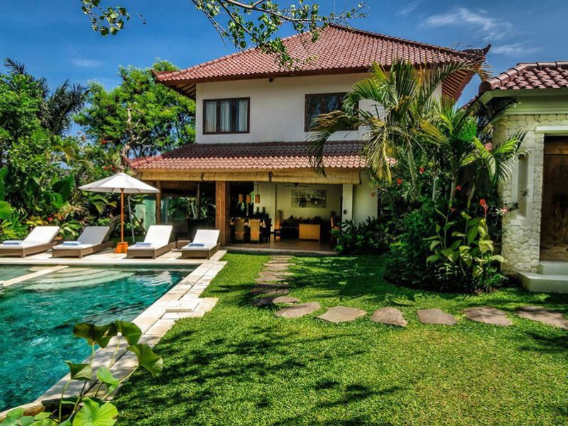 An upscale resort experience right at home with a luxurious 500m2 Tropical-style garden villa (Source: Internet)