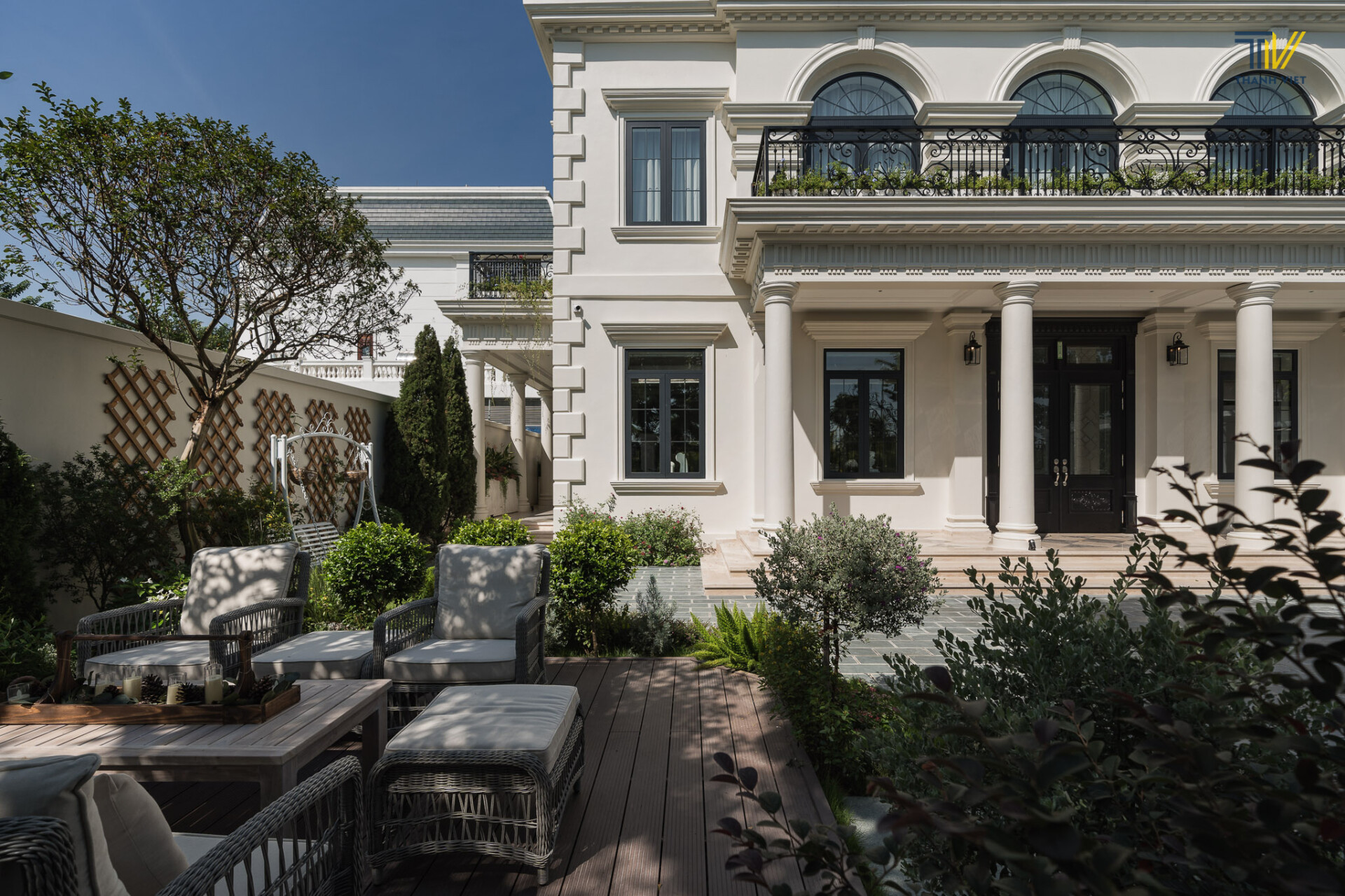 The perfect combination of regal touches and modern amenities at a 500m2 Neoclassical-style garden villa. (Source: Internet)