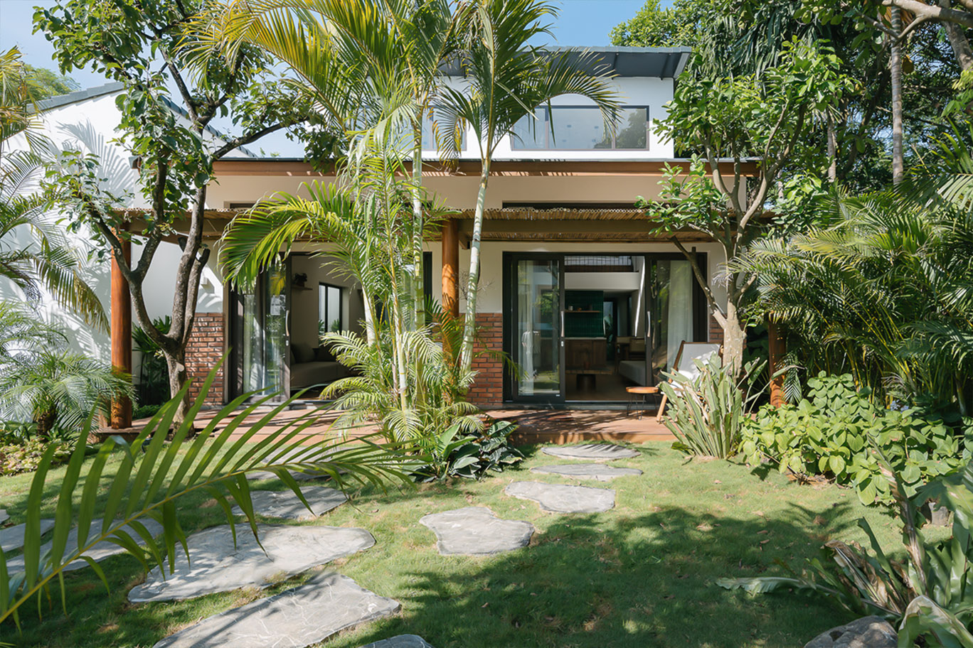 The wonderful harmony between architecture and landscape in a 500m2 Tropical-style garden villa. (Source: Internet)