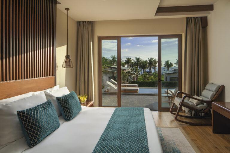 A single-story beachfront villa design optimizing light, natural wind, and the ocean-facing view