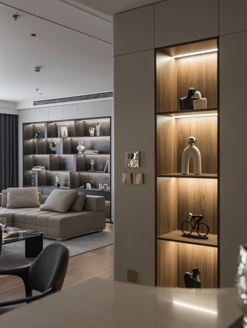 The living room is finished with refined furniture, bringing a comfortable and luxurious living experience.