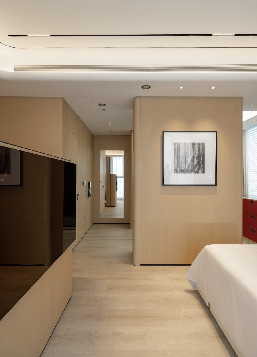 The master bedroom with a refined design, creating a relaxing feel thanks to light and a harmonious layout.