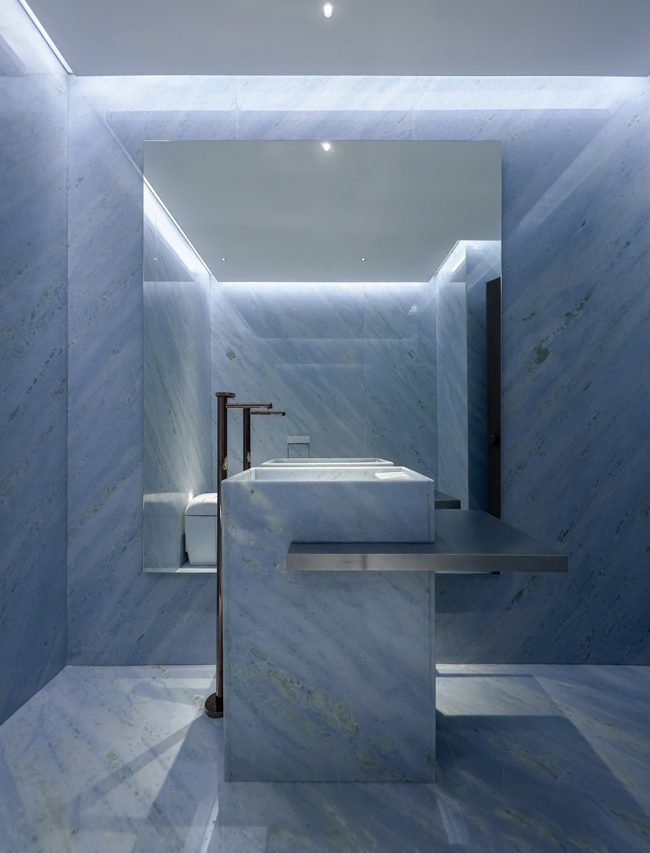 The bathroom area at Lancaster Eden with a harmonious combination of light and modern design language.