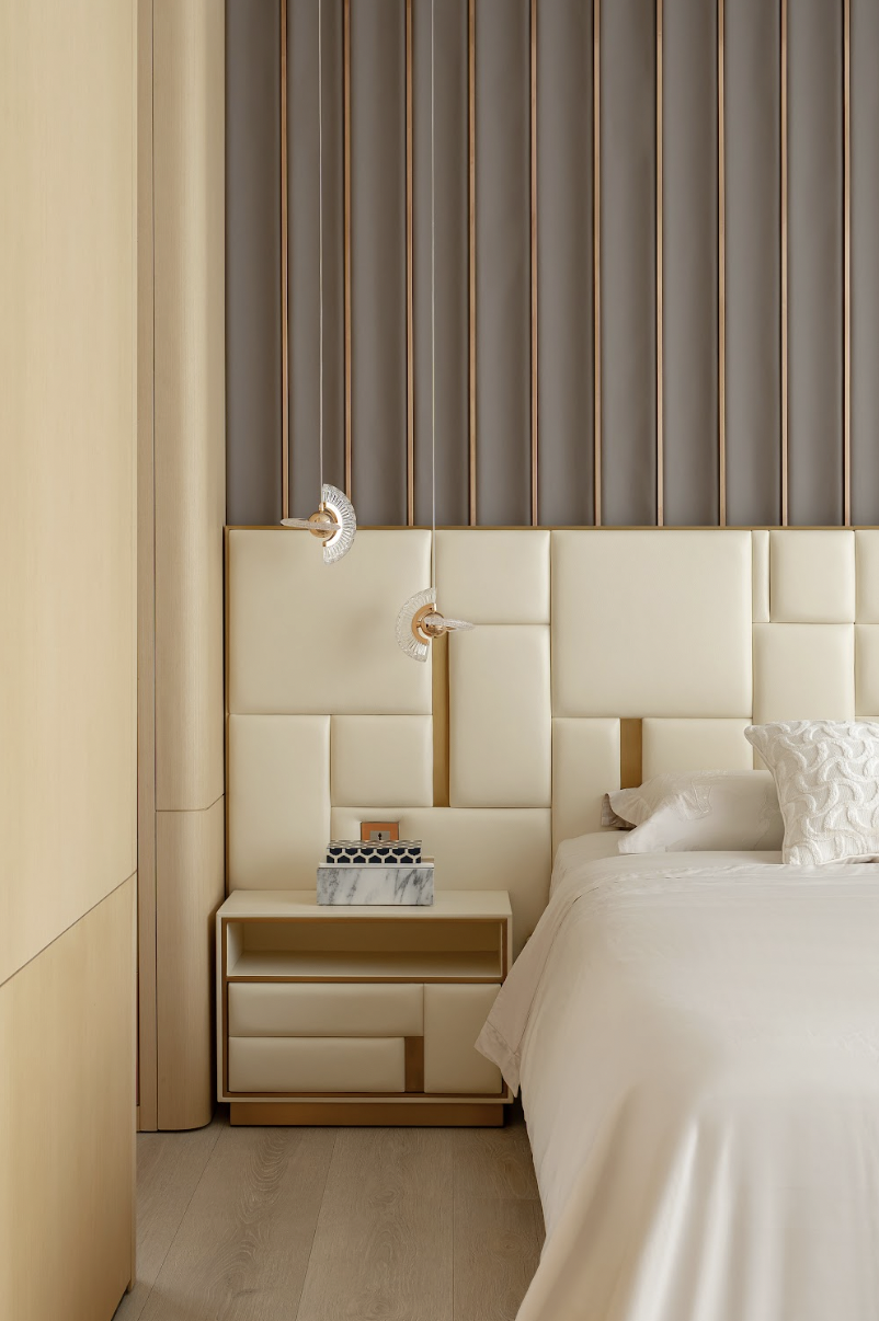 The bedroom area in the Lan Anh Village villa uses premium materials and refined design, bringing a relaxing, pleasant experience.