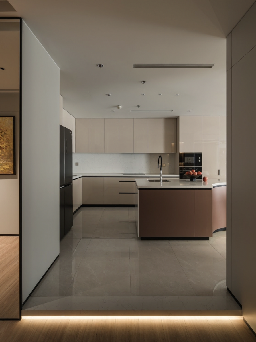 The kitchen in Greenwood Villa with warm tones, combined with refined materials to create a relaxing and comfortable space.