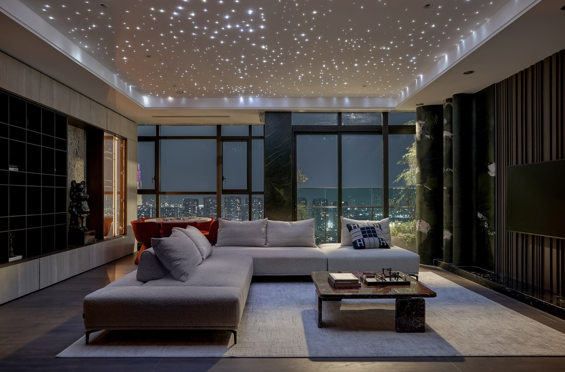 The living area in the Lancaster Eden District 2 villa is arranged flexibly, bringing a relaxing experience amid green space.