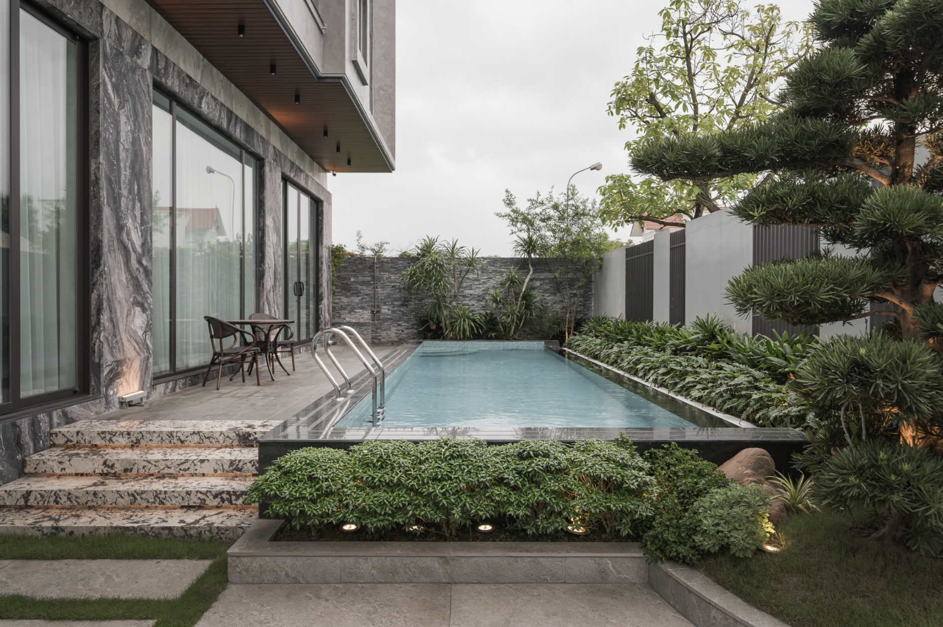 The outdoor pool area stands out with a streamlined design, creating a luxurious living space close to nature.