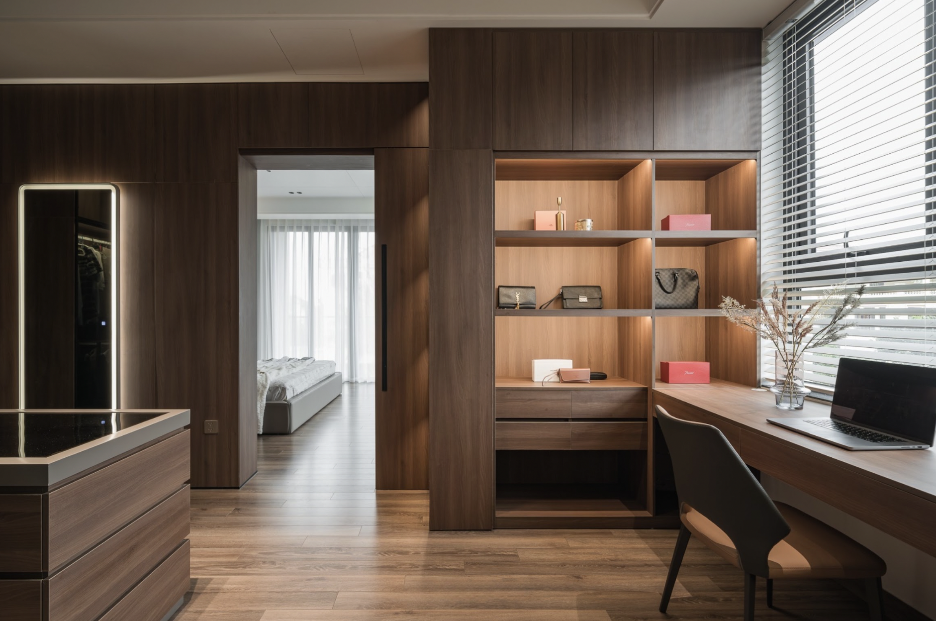 The study uses neutral tones and premium materials, bringing a relaxing and cozy feel.