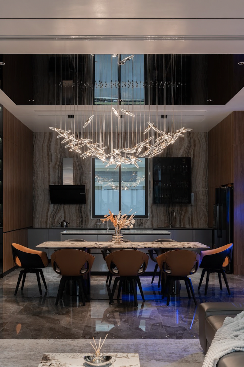 The dining space is arranged in a streamlined way, combining light and material harmoniously to elevate the user experience.