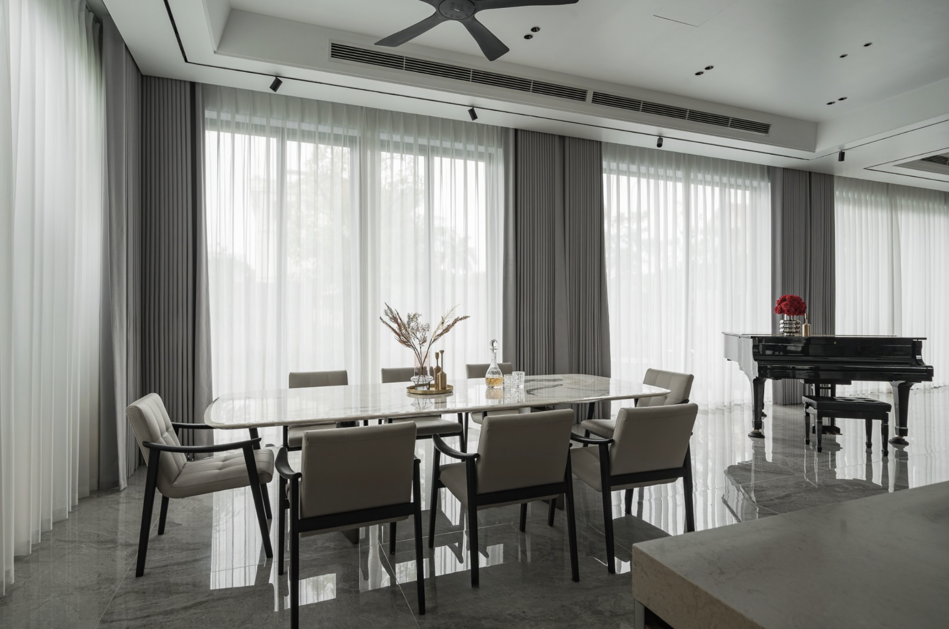 The kitchen and dining table are arranged seamlessly, meeting comfortable activity and reception needs.