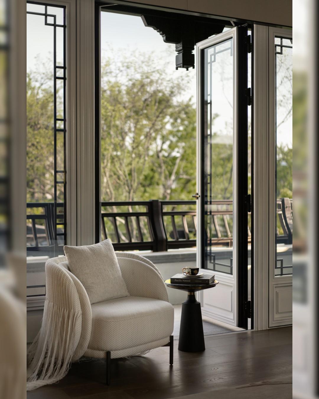 Không gian mở kết nối cùng hệ ban công (terrace) vươn dài, phô diễn trọn vẹn đẳng cấp sống tinh tế của gia chủ.