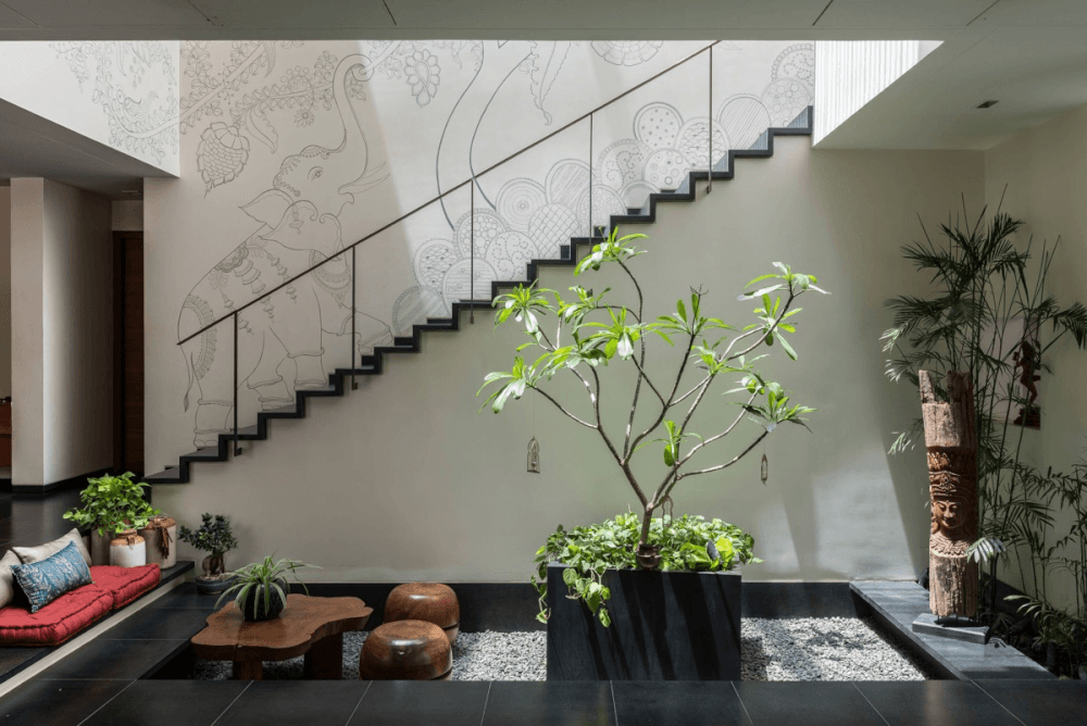 Giếng trời trung tâm tạo điểm kết nối giữa các tầng và đưa thiên nhiên vào không gian sống.