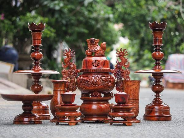 Nhờ thớ mịn và dễ chạm khắc, Hoàng Đàn phù hợp để tạo nên các sản phẩm mỹ nghệ tinh xảo