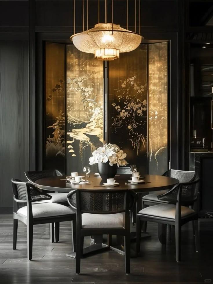 Không gian ăn uống Á Đông cao cấp với trần coffered trắng tinh xảo, bình phong sơn mài đỏ, bàn gỗ tròn và ghế bọc da kem thanh lịch, mang lại vẻ đẹp trang nhã và sang trọng. (Nguồn: Internet)