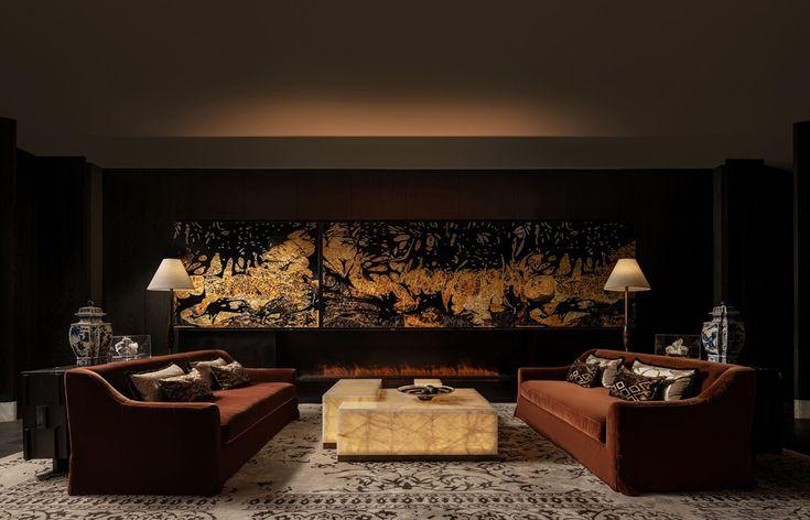 Phòng khách phong cách Đông phương ấm áp với sofa xanh dương, gối họa tiết truyền thống, đèn lồng kim loại và tranh nghệ thuật thủ công
