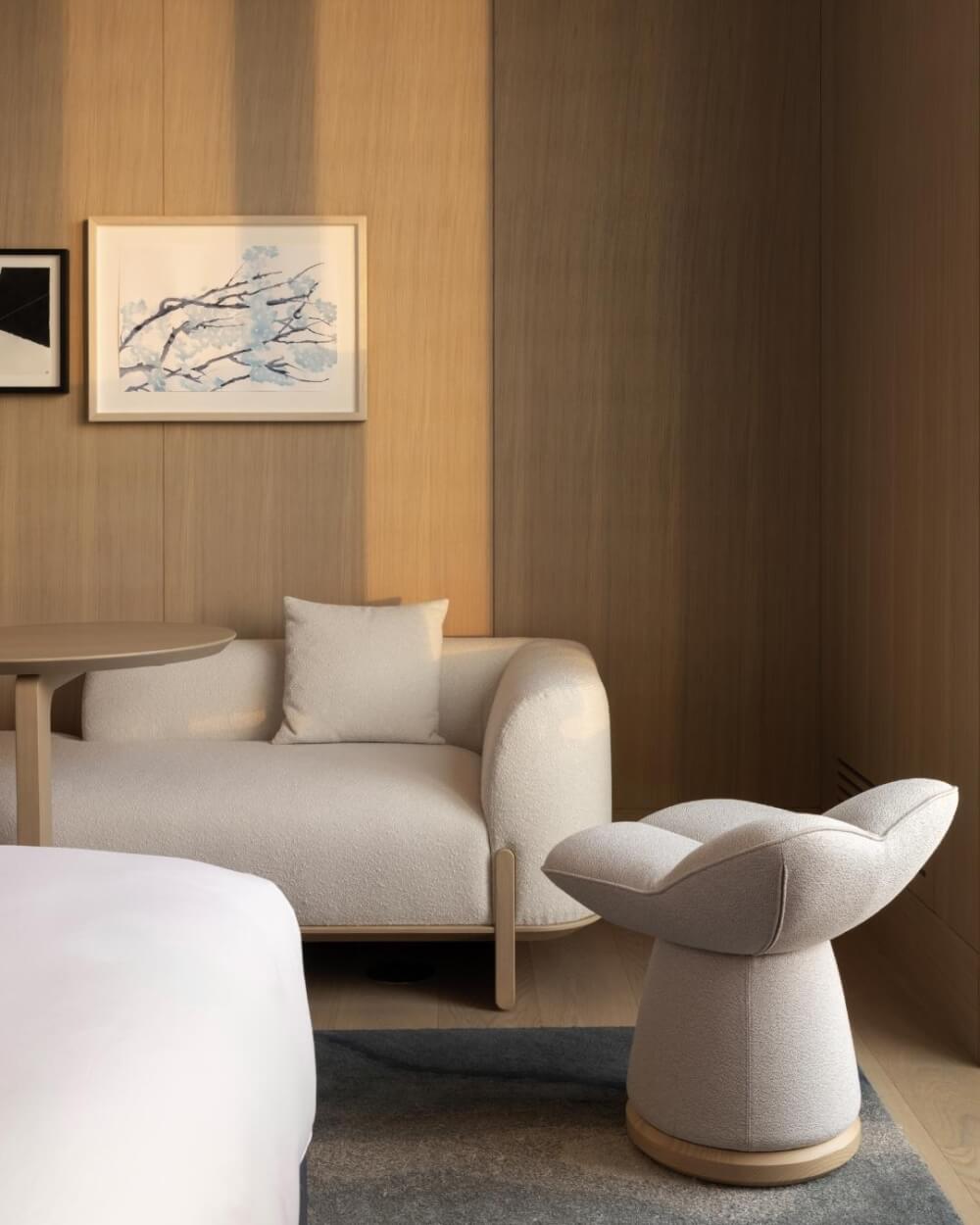 Các lớp vật liệu mềm như thảm dệt, rèm linen giúp triệt tiêu sự lạnh lẽo thường thấy ở những căn phòng rộng lớn.