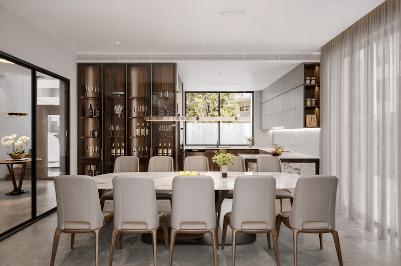 Tủ bếp hiện đại cùng bàn ăn cẩm thạch tôn lên nét đẹp xa xỉ thầm lặng của phòng bếp biệt thự Vinhomes Green Bay. (Nguồn ảnh: Internet)
