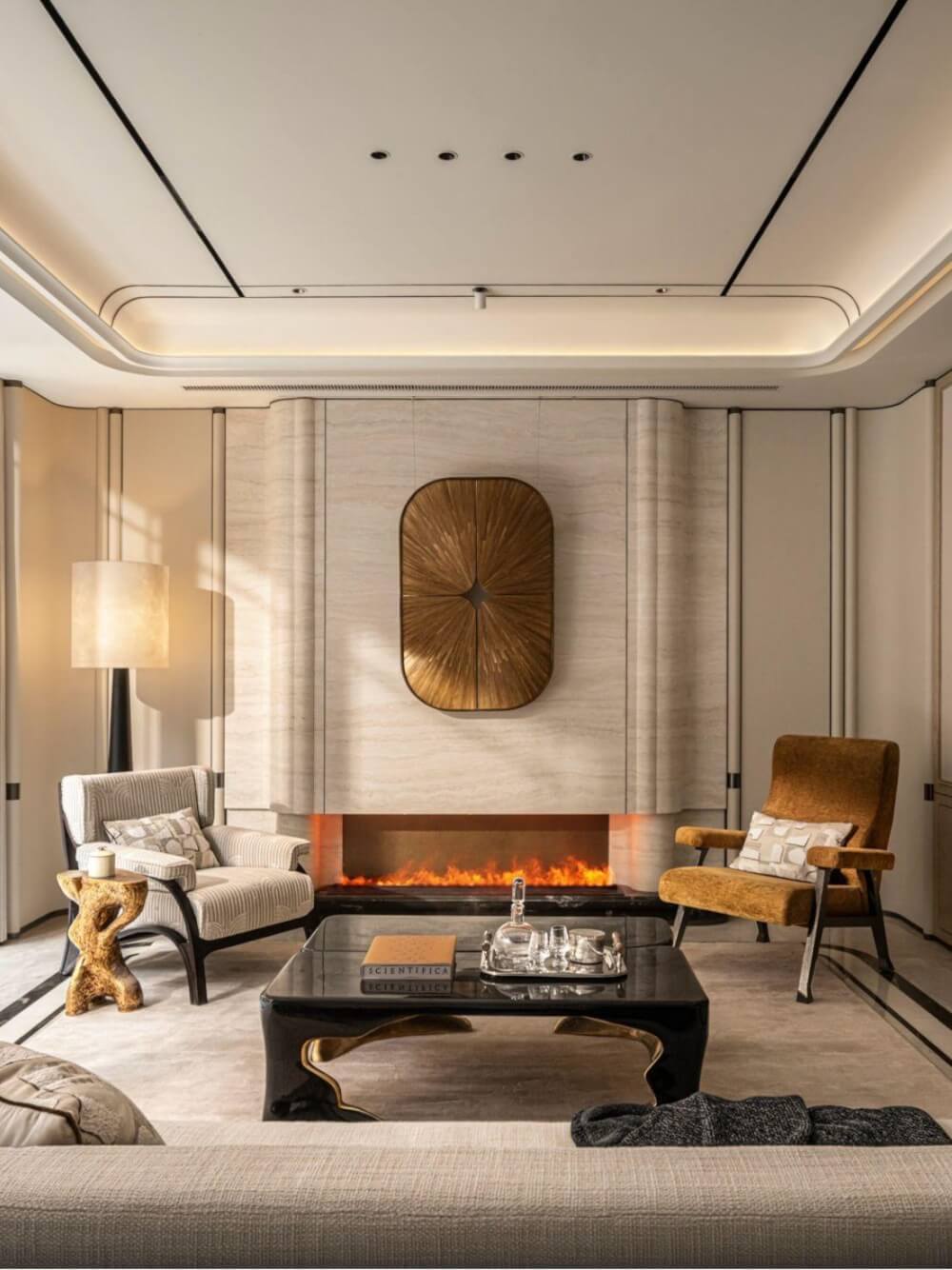 Phòng khách biệt thự Á Đông hiện đại sang trọng với tường đá marble, sofa da nâu cao cấp, hệ đèn thả trần nghệ thuật hình lá vàng và kệ gỗ óc chó tinh xảo (Nguồn: Internet)