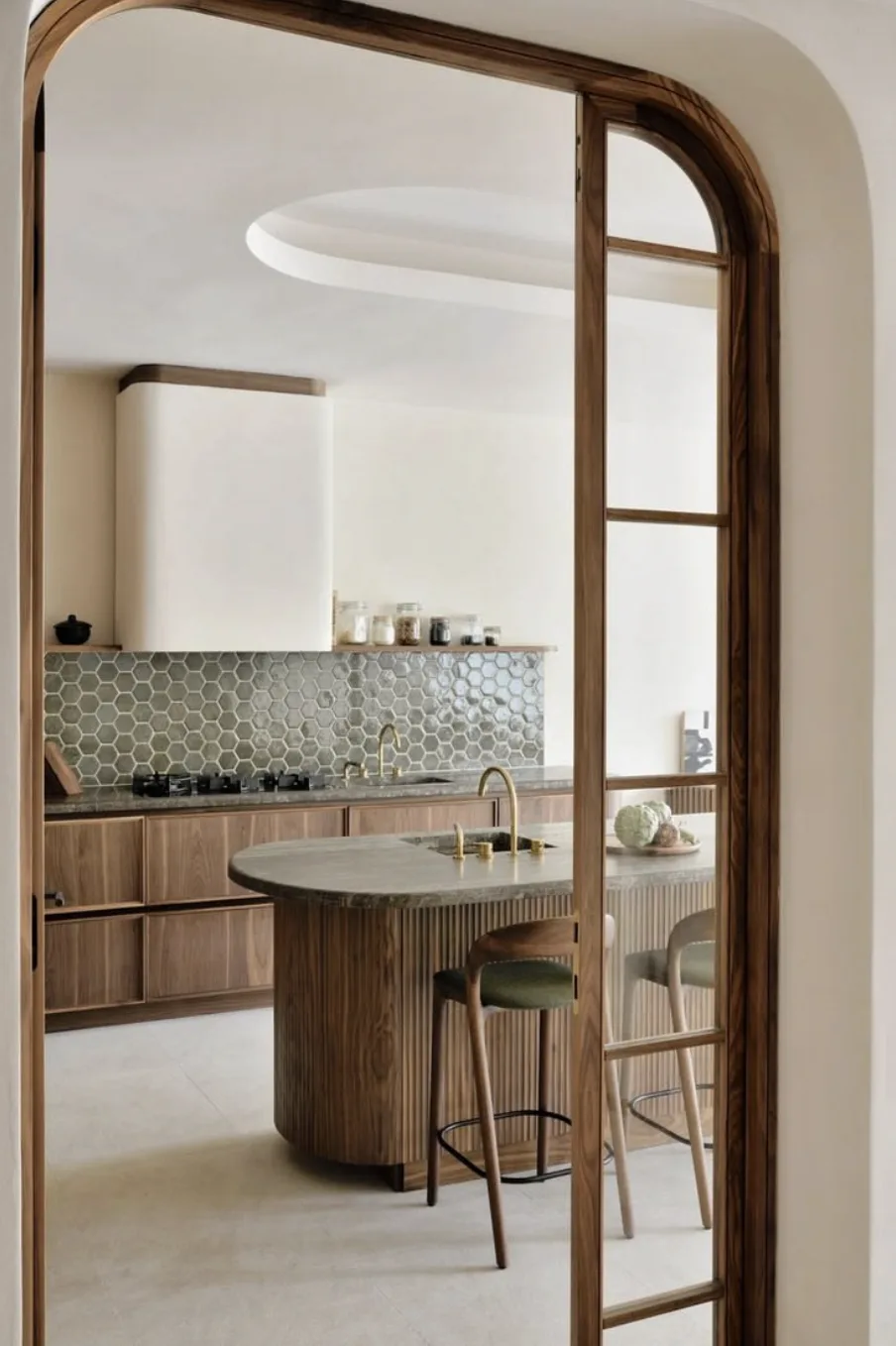 Bếp Scandinavian đề cao bố cục gọn gàng, vật liệu tự nhiên và sự thuận tiện trong quá trình sử dụng (Nguồn hình: Internet)