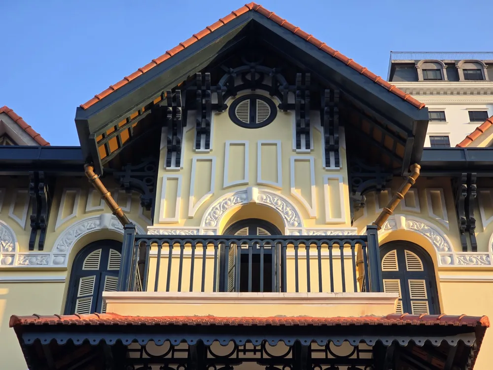 Kiến trúc Pháp được thể hiện qua tỷ lệ cân đối, đường nét mềm mại và bảng màu trang nhã.